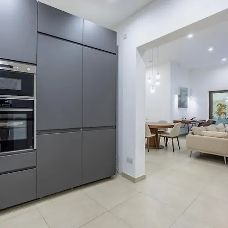 Urban Escape Apartment *